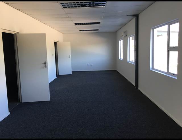 1,069M² WAREHOUSE TO LET IN BRIARDENE