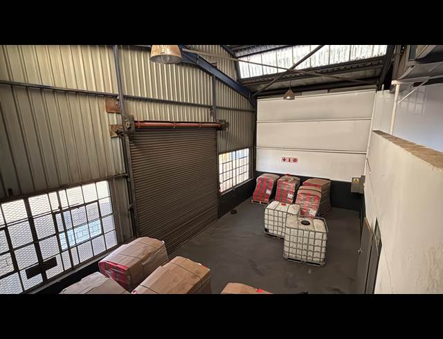 224M² WAREHOUSE TO LET IN JET PARK