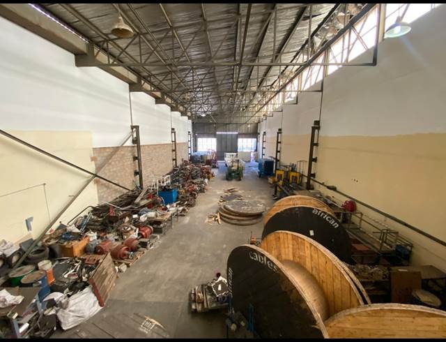 700M² WAREHOUSE TO LET IN LEA GLEN