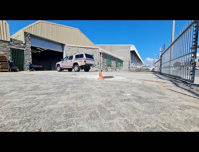 595M² WAREHOUSE TO LET IN OTTERY EAST