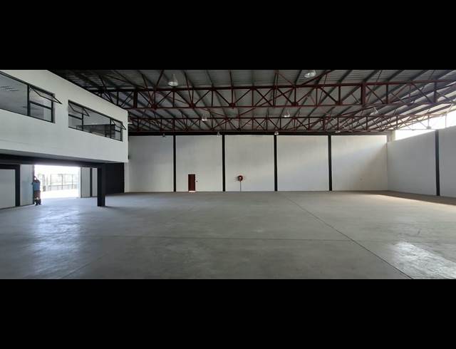 900M² BUILDING TO LET IN APEX