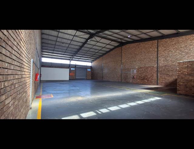 496M² BUILDING TO LET IN BOKSBURG EAST