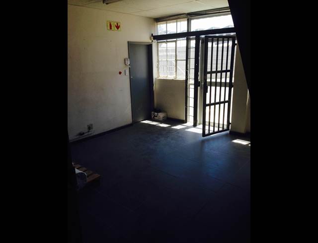 1,039M² FACTORY TO LET IN PAARDEN EILAND