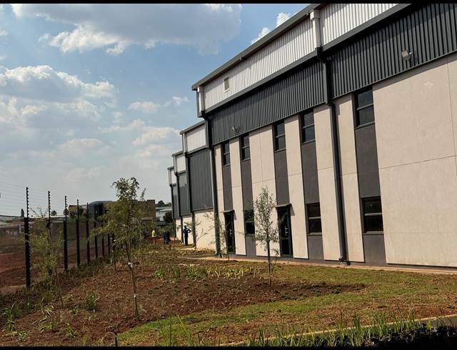 2,050M² WAREHOUSE TO LET IN JET PARK