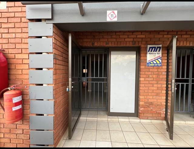 267M² WAREHOUSE TO LET IN HENNOPSPARK INDUSTRIAL