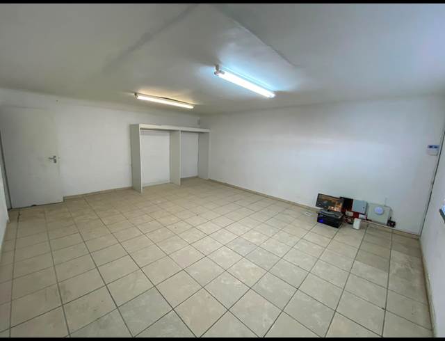 255M² WAREHOUSE TO LET IN STRAND INDUSTRIA