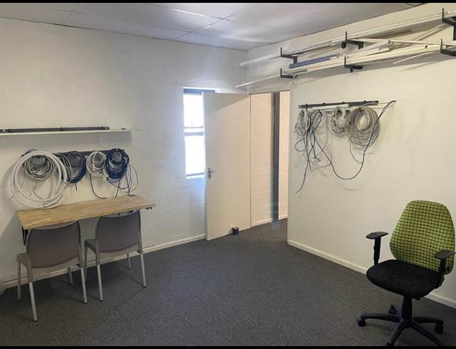 249M² WAREHOUSE TO LET IN WESTLAKE