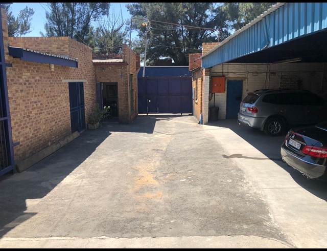 1,000M² WAREHOUSE TO LET IN KNIGHTS