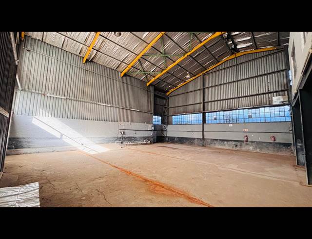 350M² WAREHOUSE TO LET IN MANUFACTA