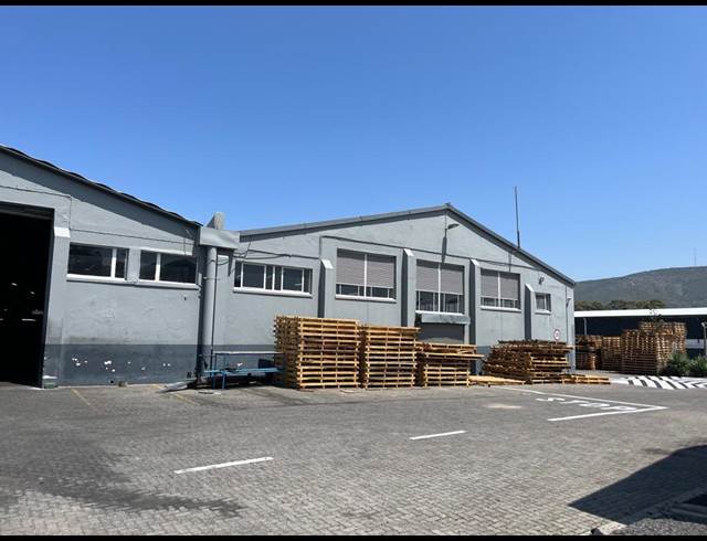 734M² WAREHOUSE TO LET IN PAARL CENTRAL