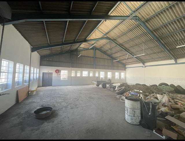 500M² WAREHOUSE TO LET IN STIKLAND INDUSTRIAL