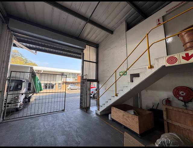 552M² WAREHOUSE TO LET IN RED HILL