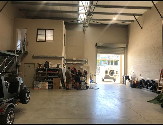 345M² FACTORY TO LET IN STIKLAND INDUSTRIAL