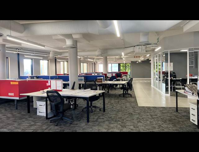 1,310M² OFFICE TO LET IN BIRNAM