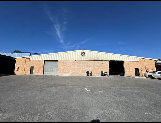 1,300M² WAREHOUSE TO LET IN INDUSTRIA WEST