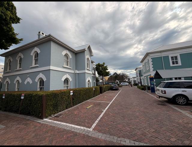 217M² OFFICE TO LET IN WATERFRONT