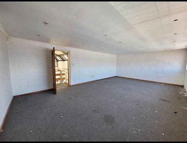 350M² WAREHOUSE TO LET IN STIKLAND INDUSTRIAL