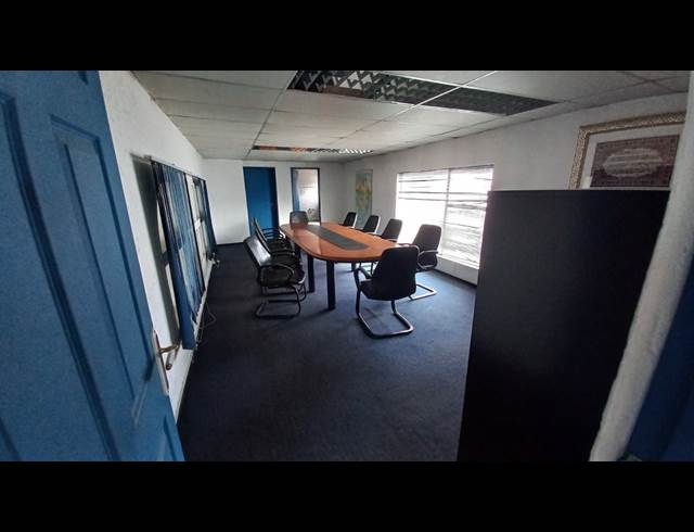 2,300M² SHOWROOM TO LET IN ANDERBOLT