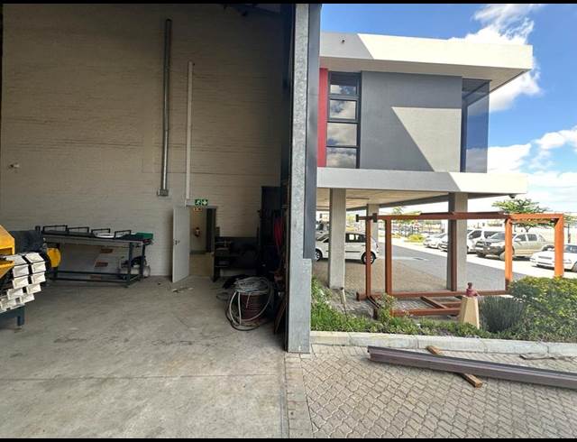 684M² WAREHOUSE TO LET IN STIKLAND INDUSTRIAL