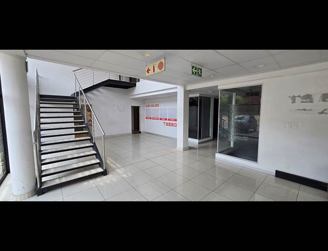 1,050M² SHOWROOM TO LET IN NORTH RIDING