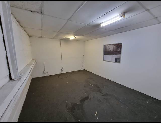 172M² WAREHOUSE TO LET IN STEELEDALE