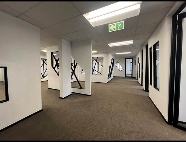 2,165M² OFFICE TO LET IN SANDHURST