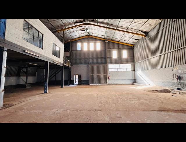 350M² WAREHOUSE TO LET IN MANUFACTA
