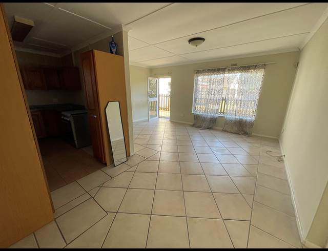 2 BEDROOM FLAT RENTED IN HILLDENE