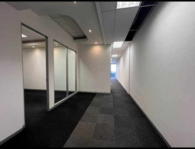 196M² OFFICE TO LET IN WOODSTOCK