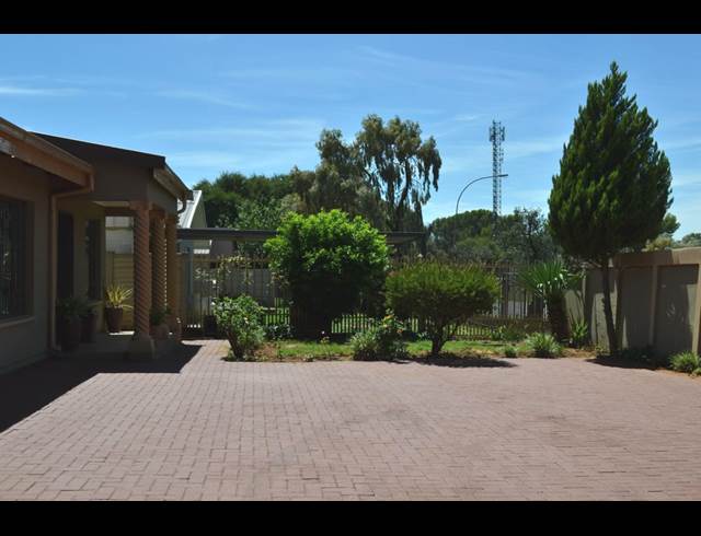 2 bed property to rent in GENERAAL DE WET