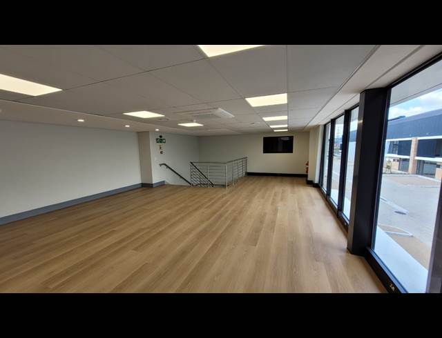 395M² WAREHOUSE TO LET IN STIKLAND INDUSTRIAL
