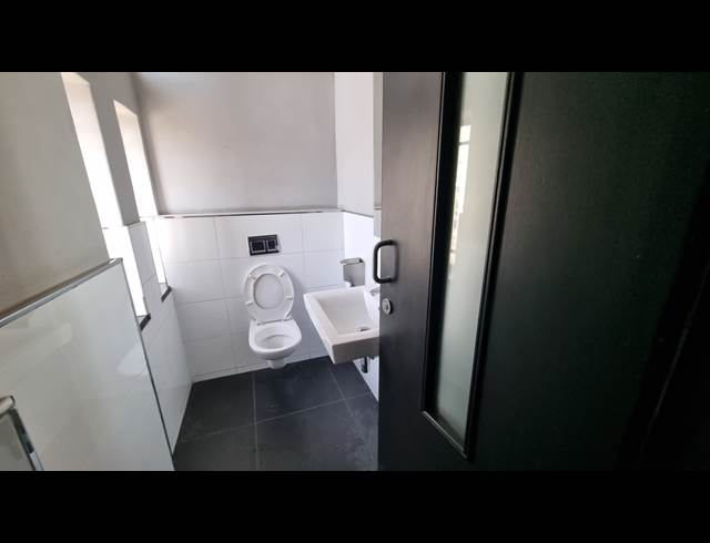 158M² OFFICE TO LET IN WOODSTOCK