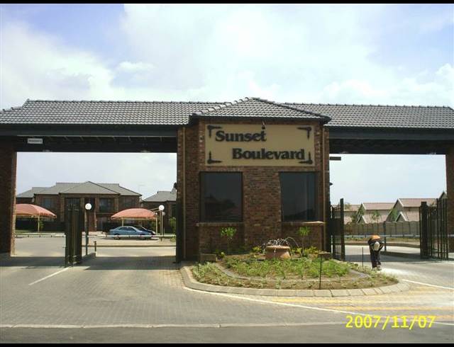 MODERN COMPLEX 2 BEDROOM NEAR CARNIVAL CITY