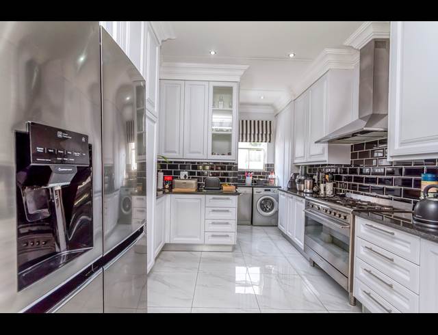 3 BEDROOM TOWNHOUSE TO LET IN BRYANSTON
