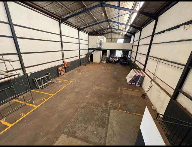 338M² WAREHOUSE TO LET IN JET PARK