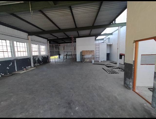 180M² FACTORY RENTED IN TRIANGLE FARM