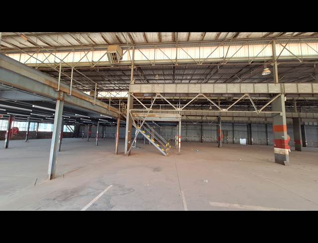 3,890M² FACTORY TO LET IN FACTORIA