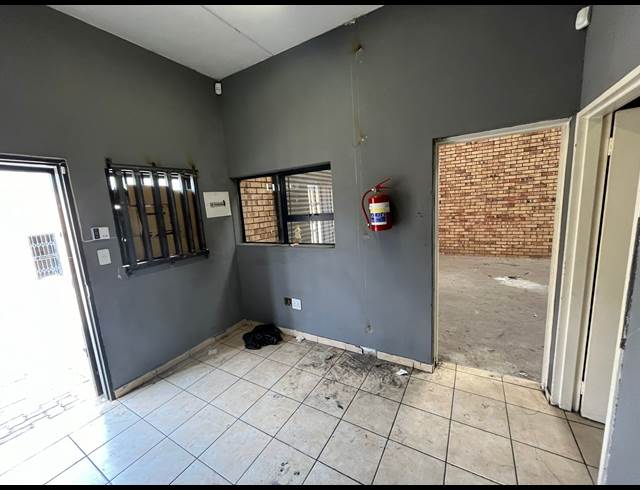 315M² WAREHOUSE TO LET IN CROWN