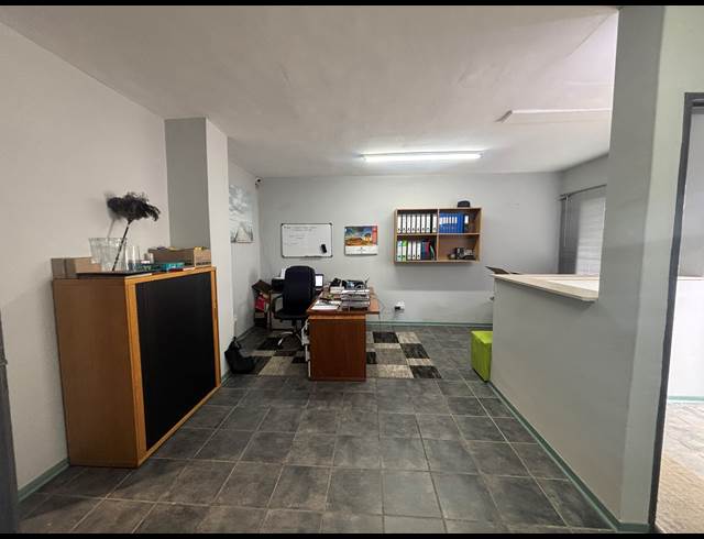 410M² WAREHOUSE TO LET IN STRAND INDUSTRIA