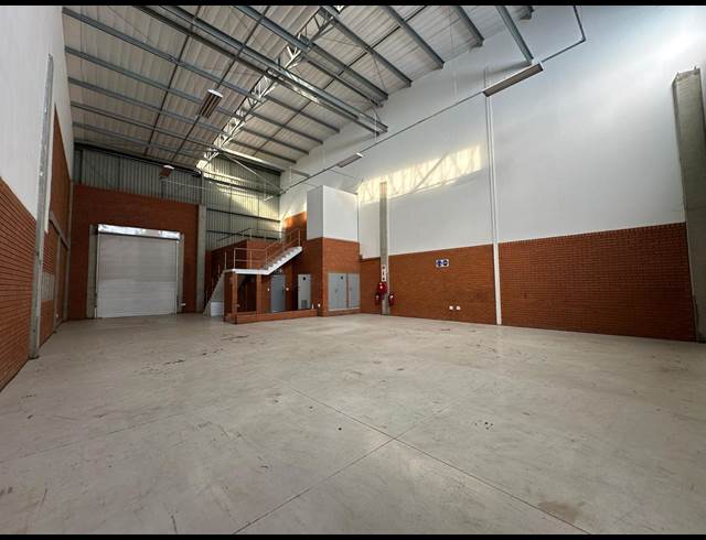 290M² WAREHOUSE TO LET IN LONGLAKE