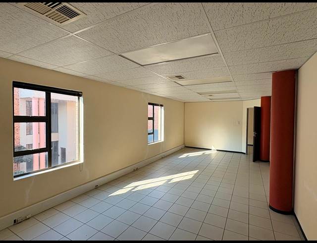 144M² OFFICE TO LET IN FOURWAYS