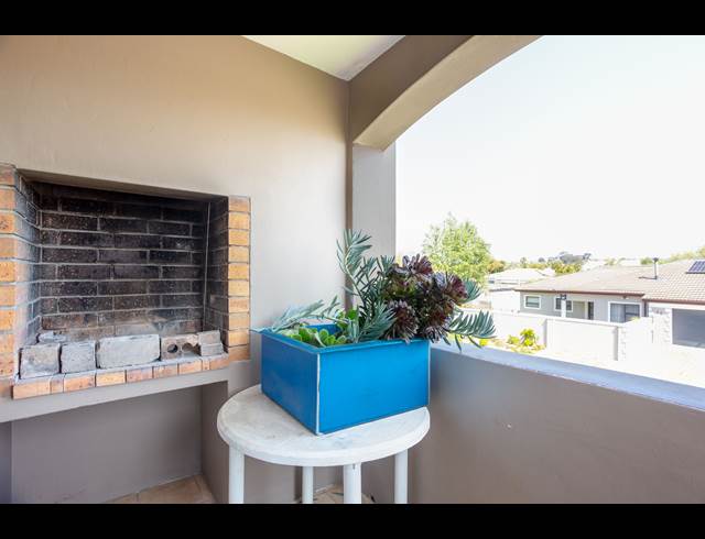 2 BEDROOM APARTMENT RENTED IN UITZICHT