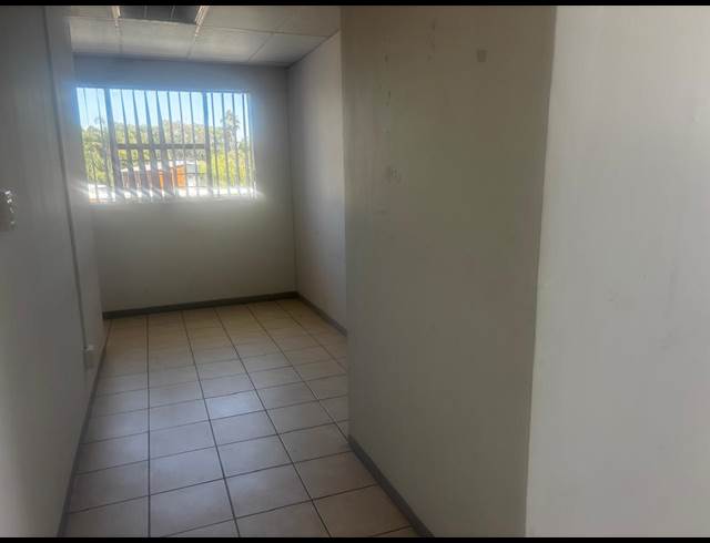 18M² SERVICED OFFICE TO LET IN SAVOY ESTATE