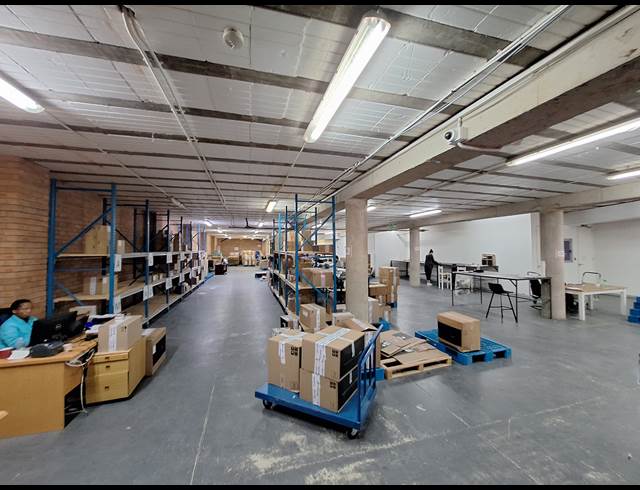 2,221M² SHOWROOM TO LET IN NORTH RIDING