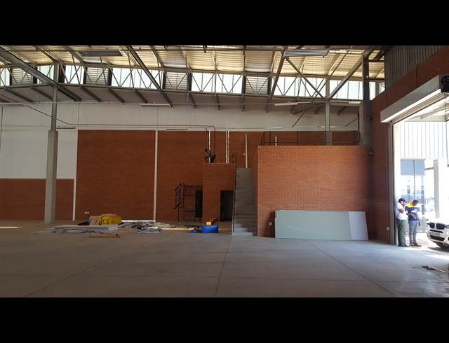 608M² WAREHOUSE TO LET IN LONGLAKE