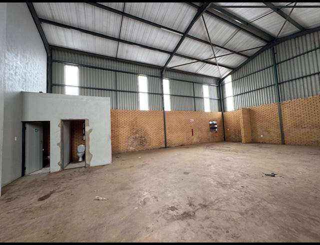 150M² WAREHOUSE TO LET IN CLAYVILLE