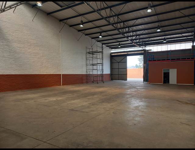 950M² WAREHOUSE TO LET IN POMONA