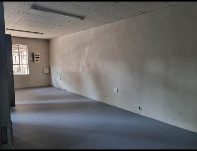 140.30M² WAREHOUSE TO LET IN VINTONIA