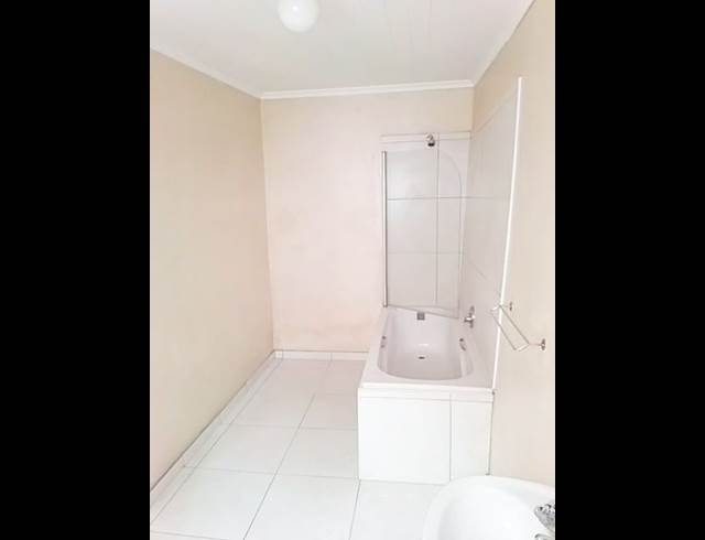 2 bed property to rent in WOODSTOCK