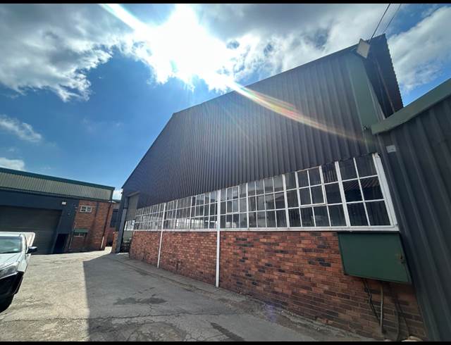 300M² WAREHOUSE TO LET IN INDUSTRIA WEST